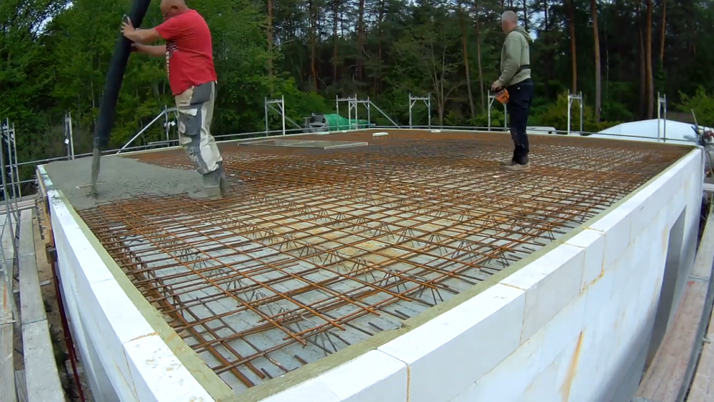 Заливка бетона на перекрытие с помощью бетононасоса