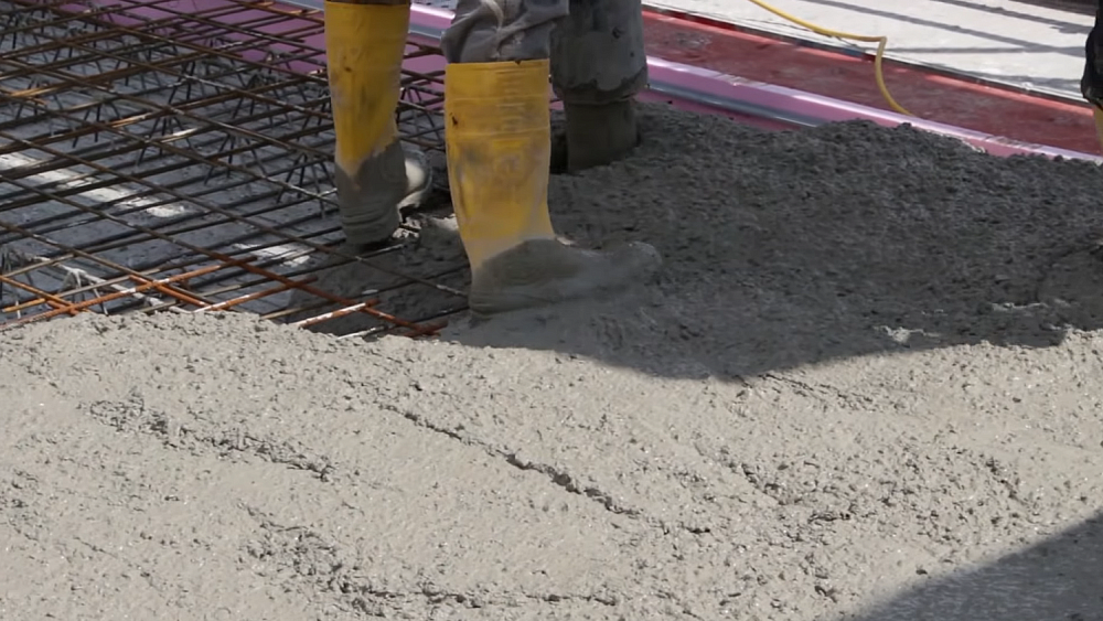 Заливка бетона в перекрытие из бетононасоса