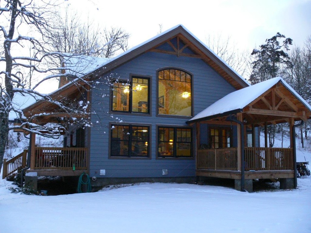 Каркасный дом зимой
