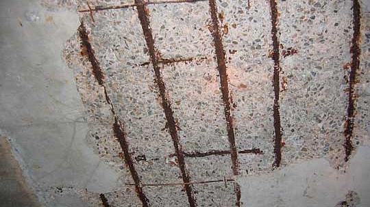 Разрушение защитного слоя бетона, коррозия арматуры