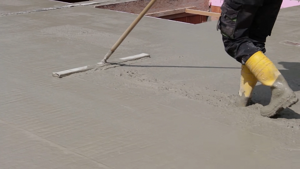 Заглаживание бетона гладилкой